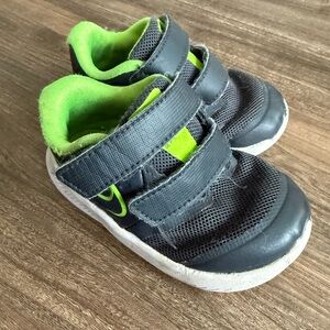 Nike Toddler Sneakers Size 5C Black Green Velcro Athletic Shoes Kids